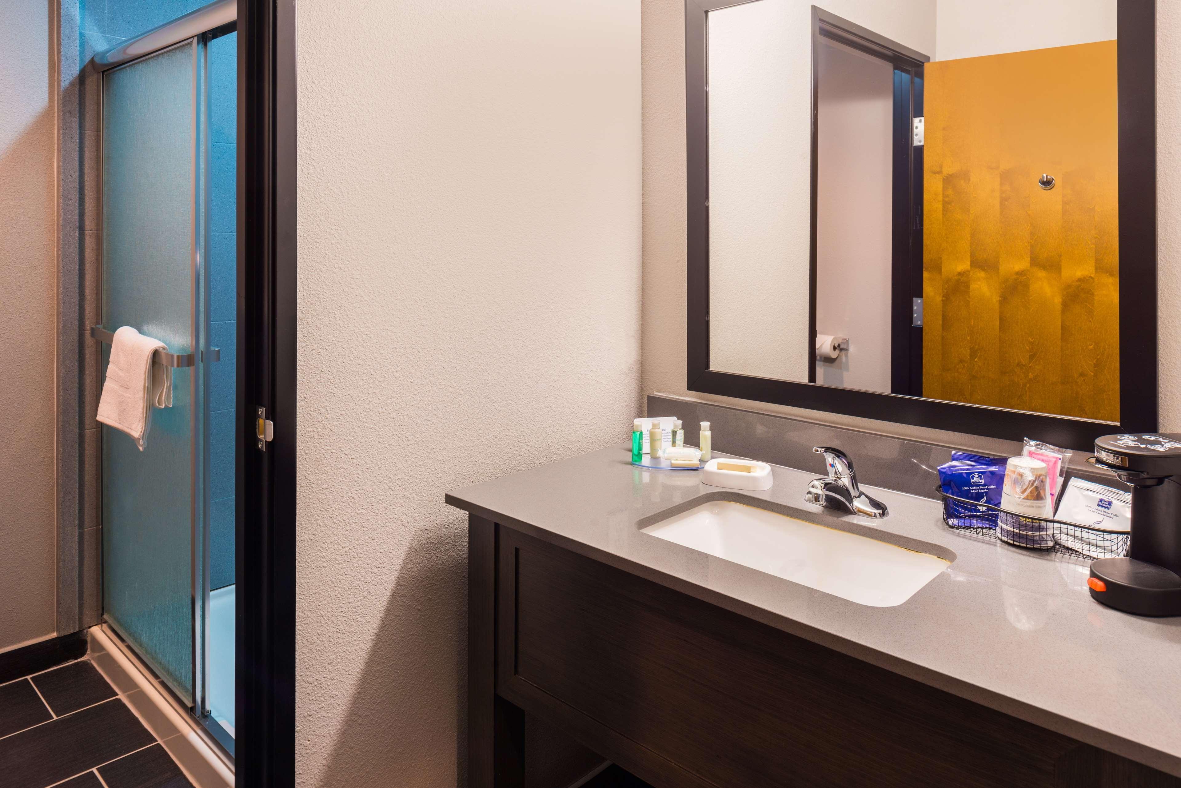 Best Western Plus Regency Park Walker Buitenkant foto