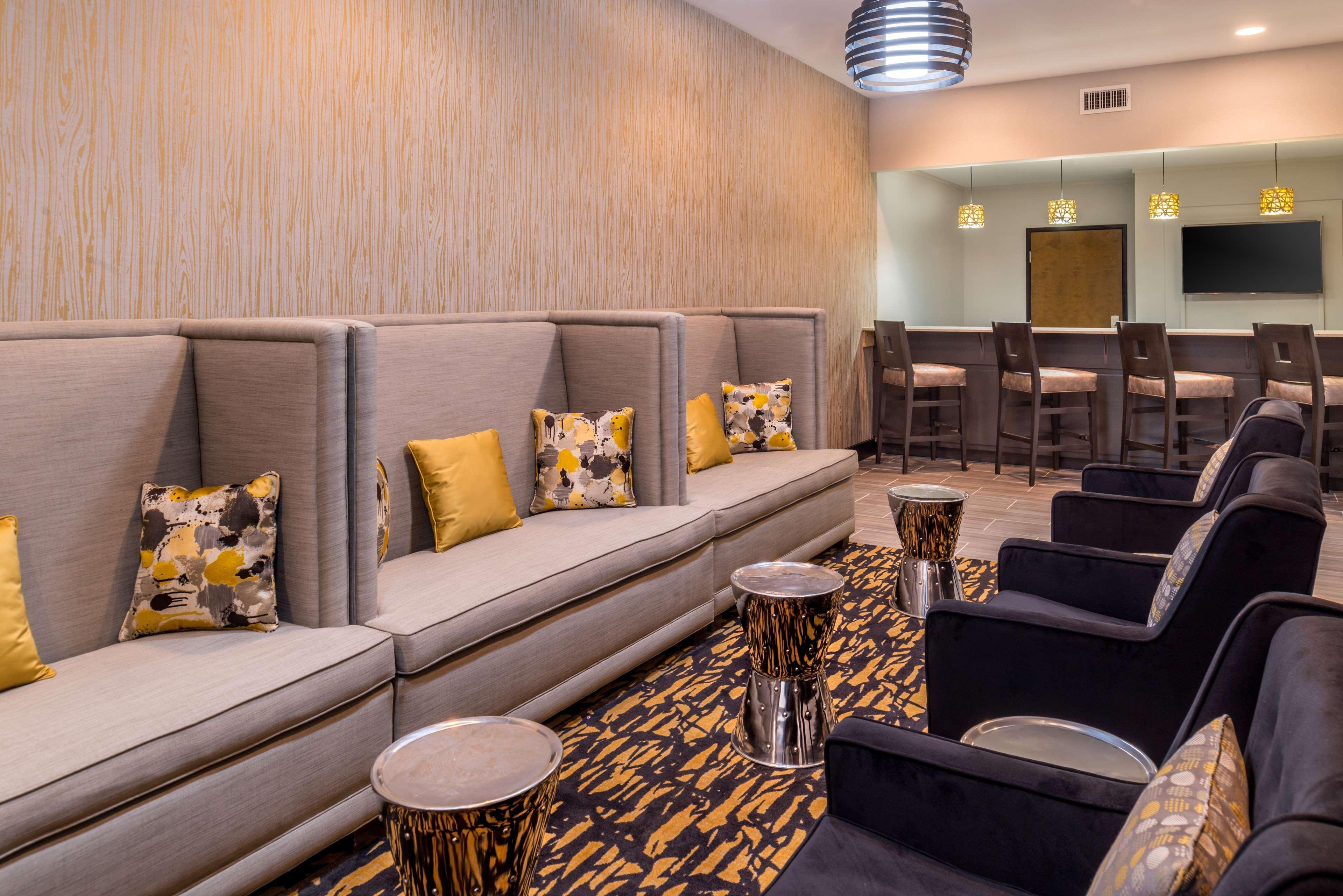 Best Western Plus Regency Park Walker Buitenkant foto