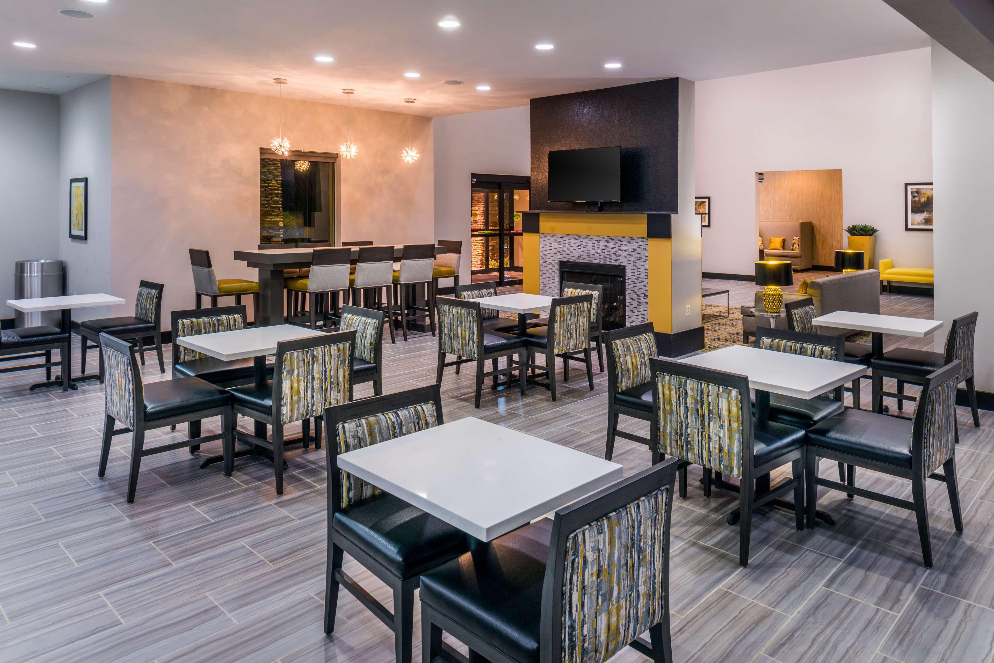 Best Western Plus Regency Park Walker Buitenkant foto