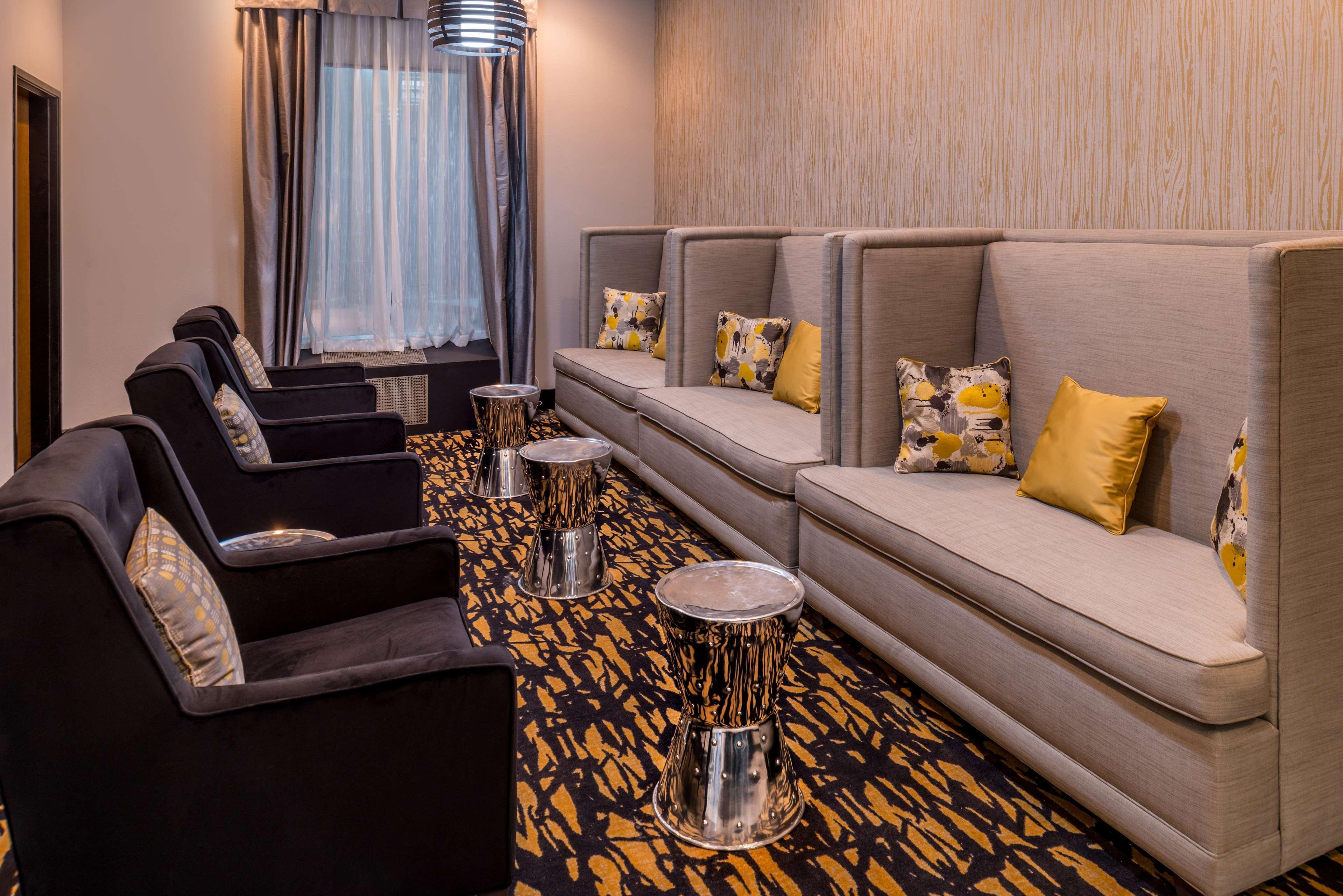 Best Western Plus Regency Park Walker Buitenkant foto