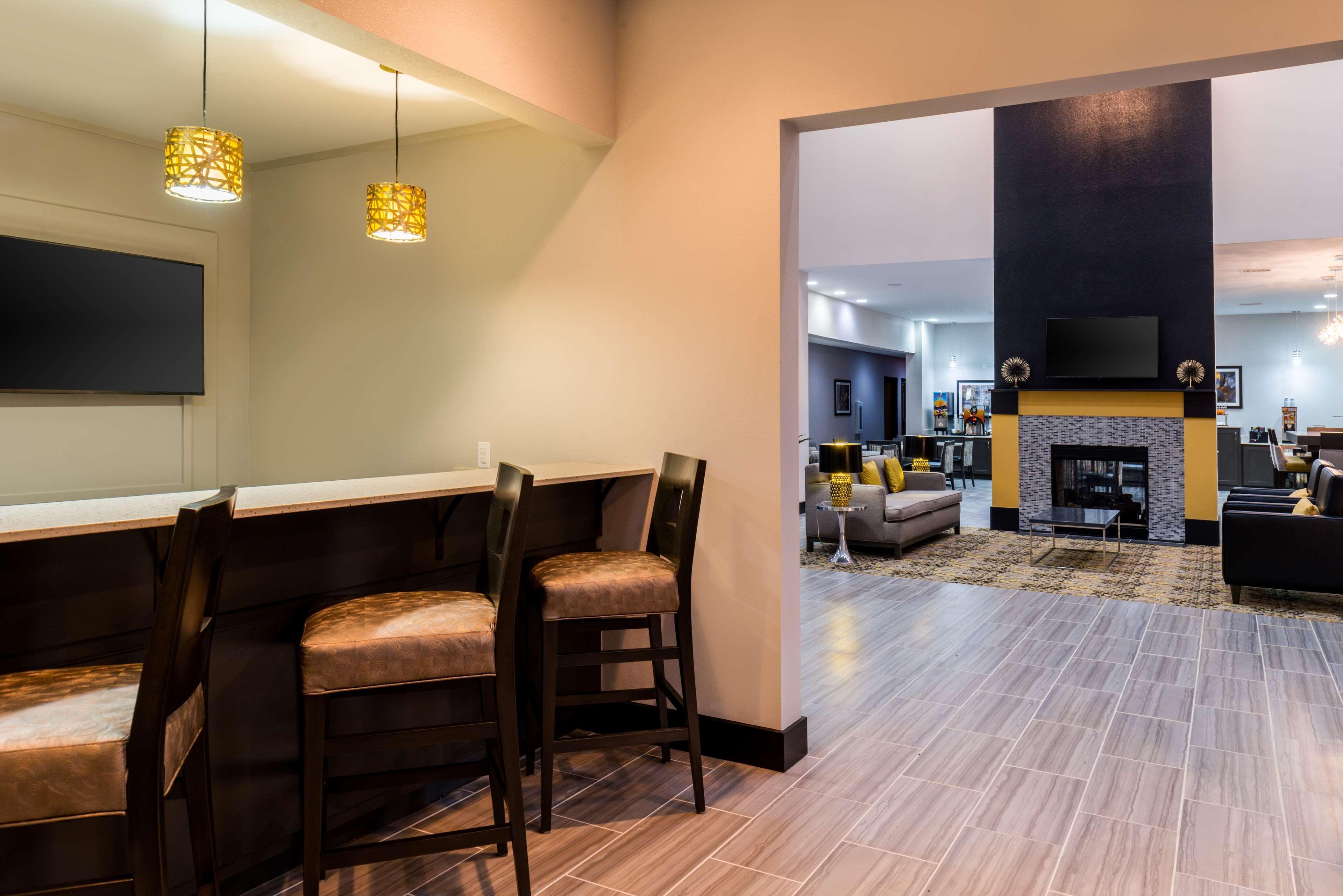 Best Western Plus Regency Park Walker Buitenkant foto