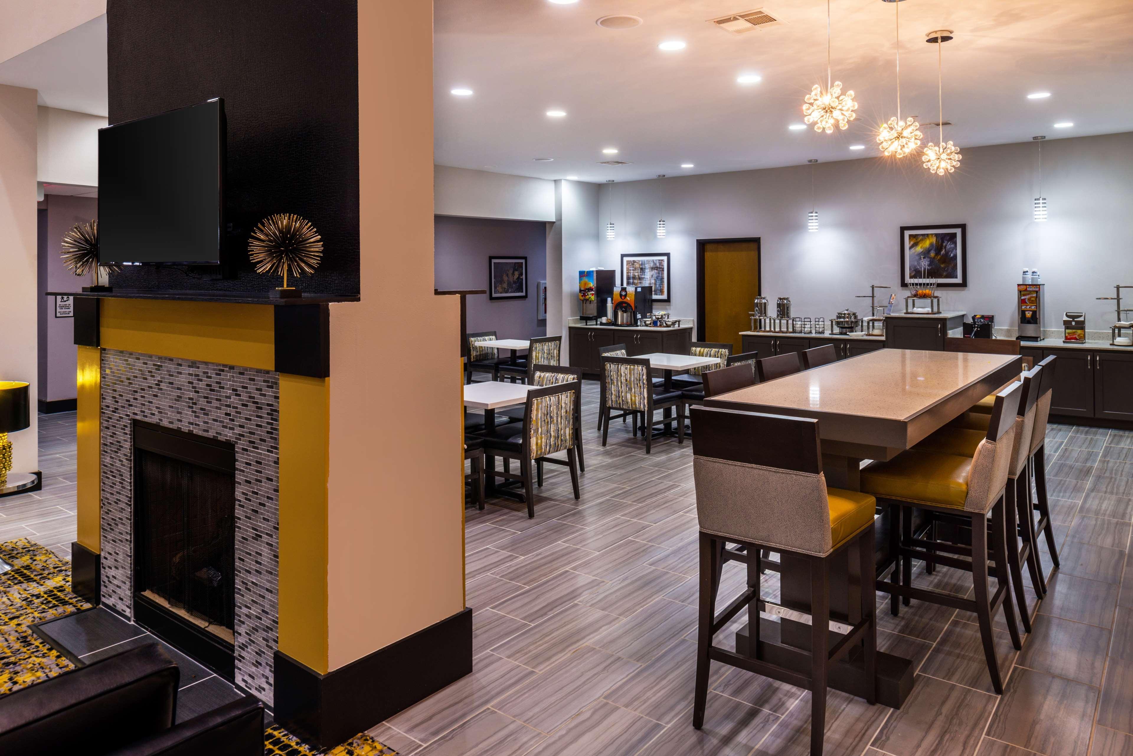 Best Western Plus Regency Park Walker Buitenkant foto