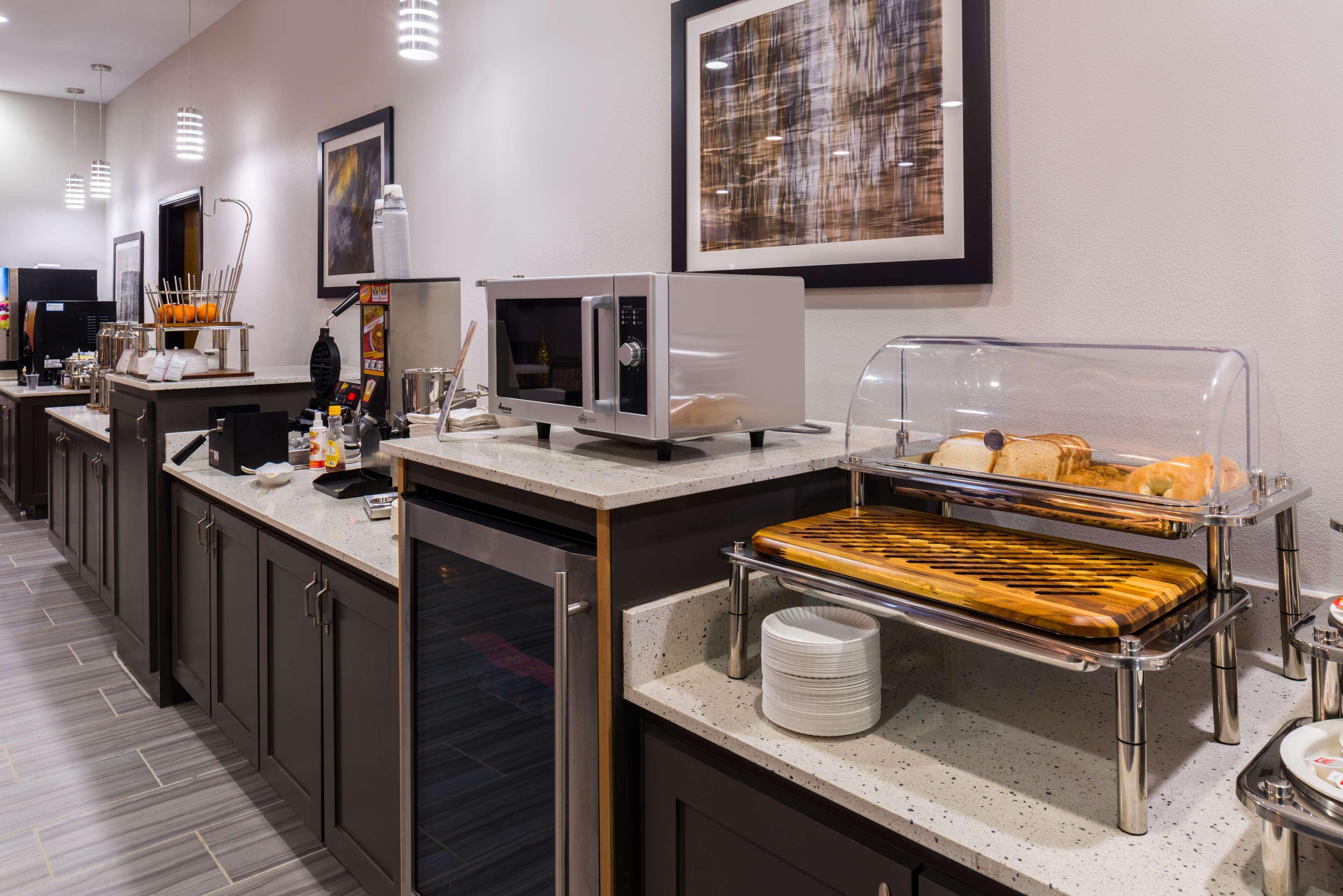 Best Western Plus Regency Park Walker Buitenkant foto