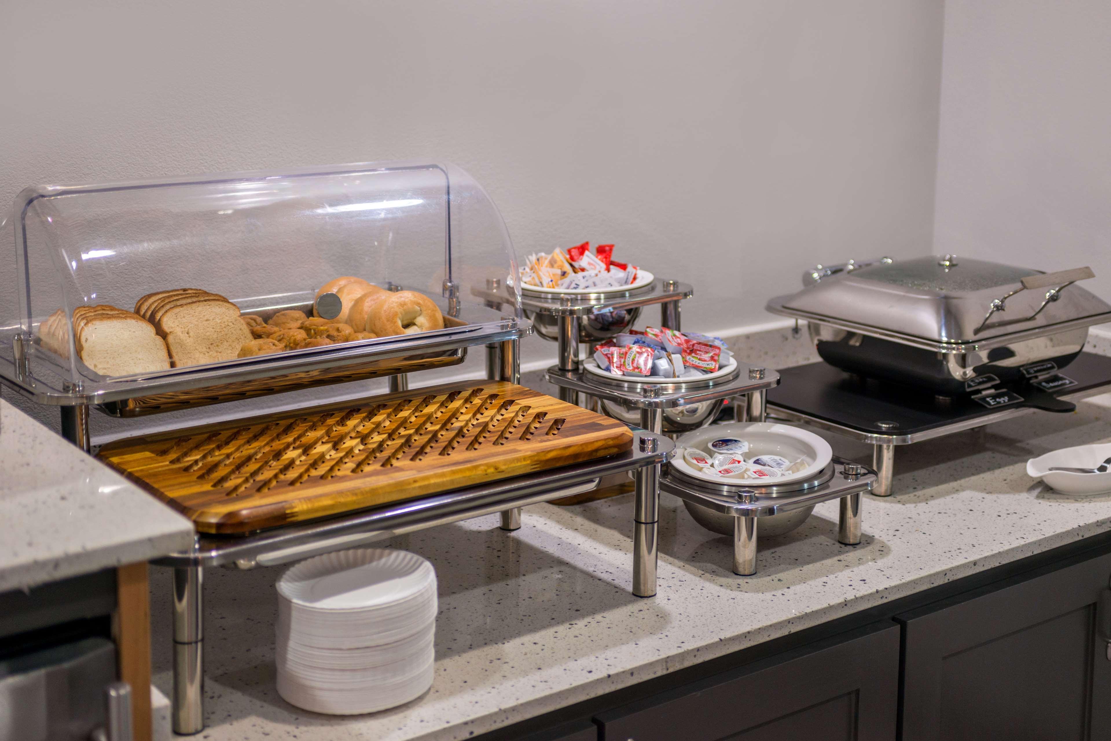 Best Western Plus Regency Park Walker Buitenkant foto