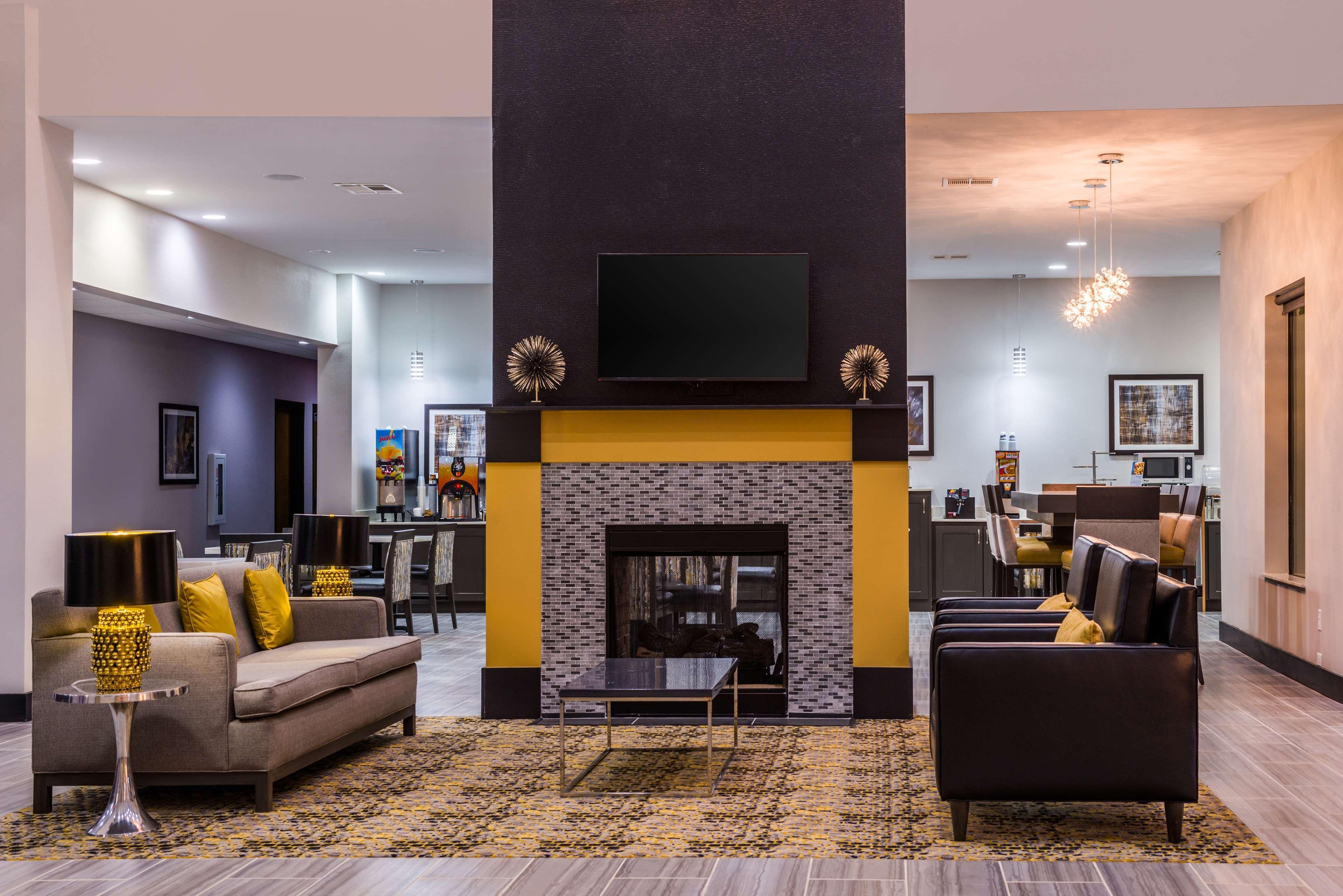 Best Western Plus Regency Park Walker Buitenkant foto