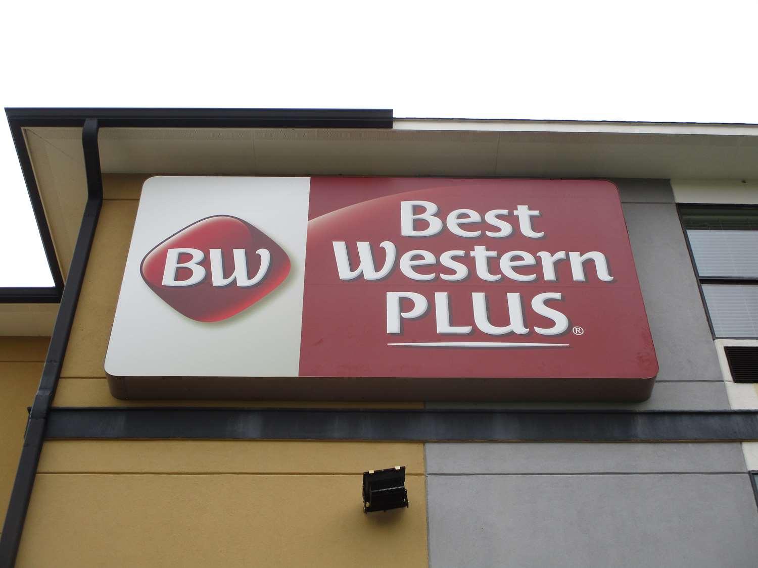 Best Western Plus Regency Park Walker Buitenkant foto