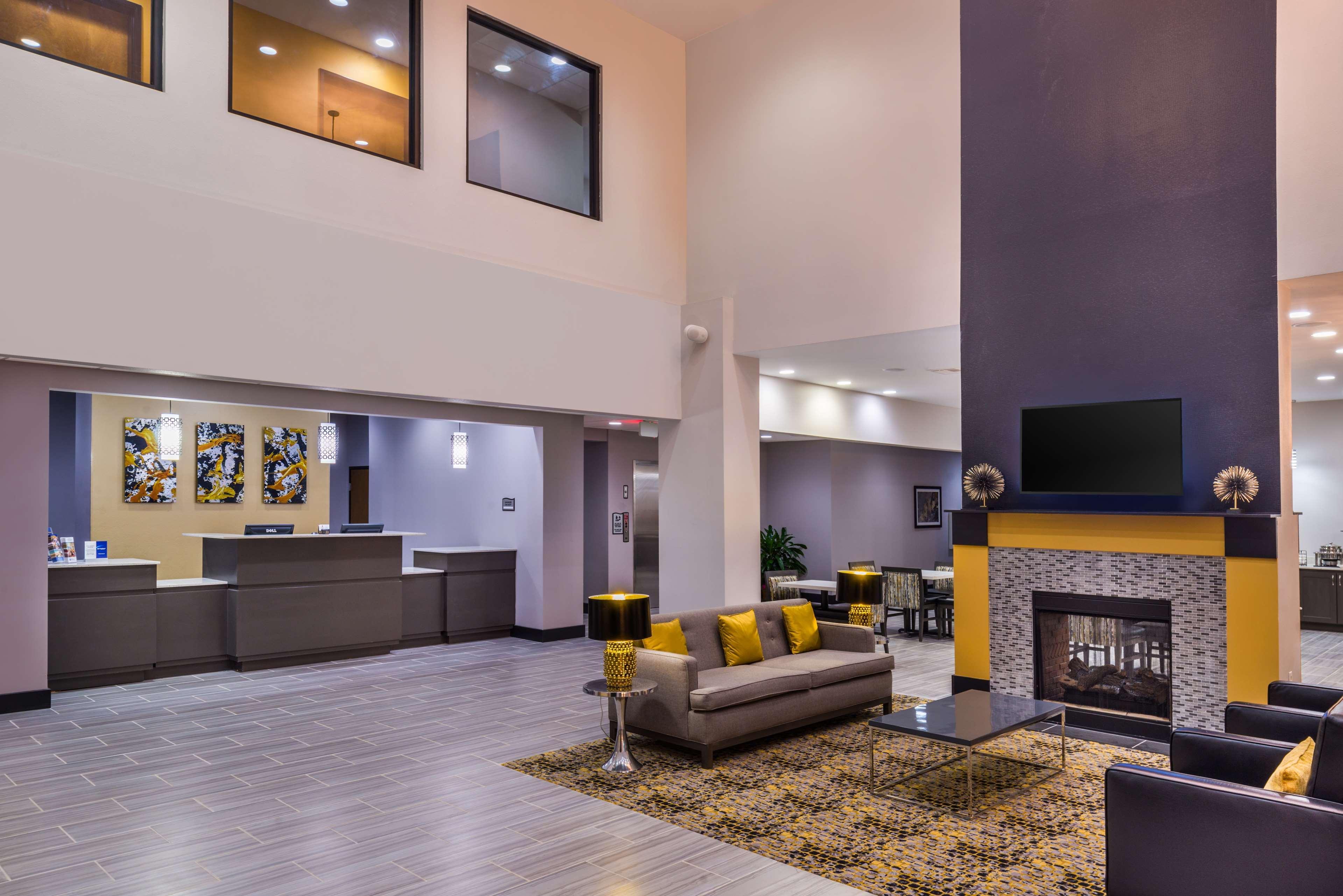 Best Western Plus Regency Park Walker Buitenkant foto
