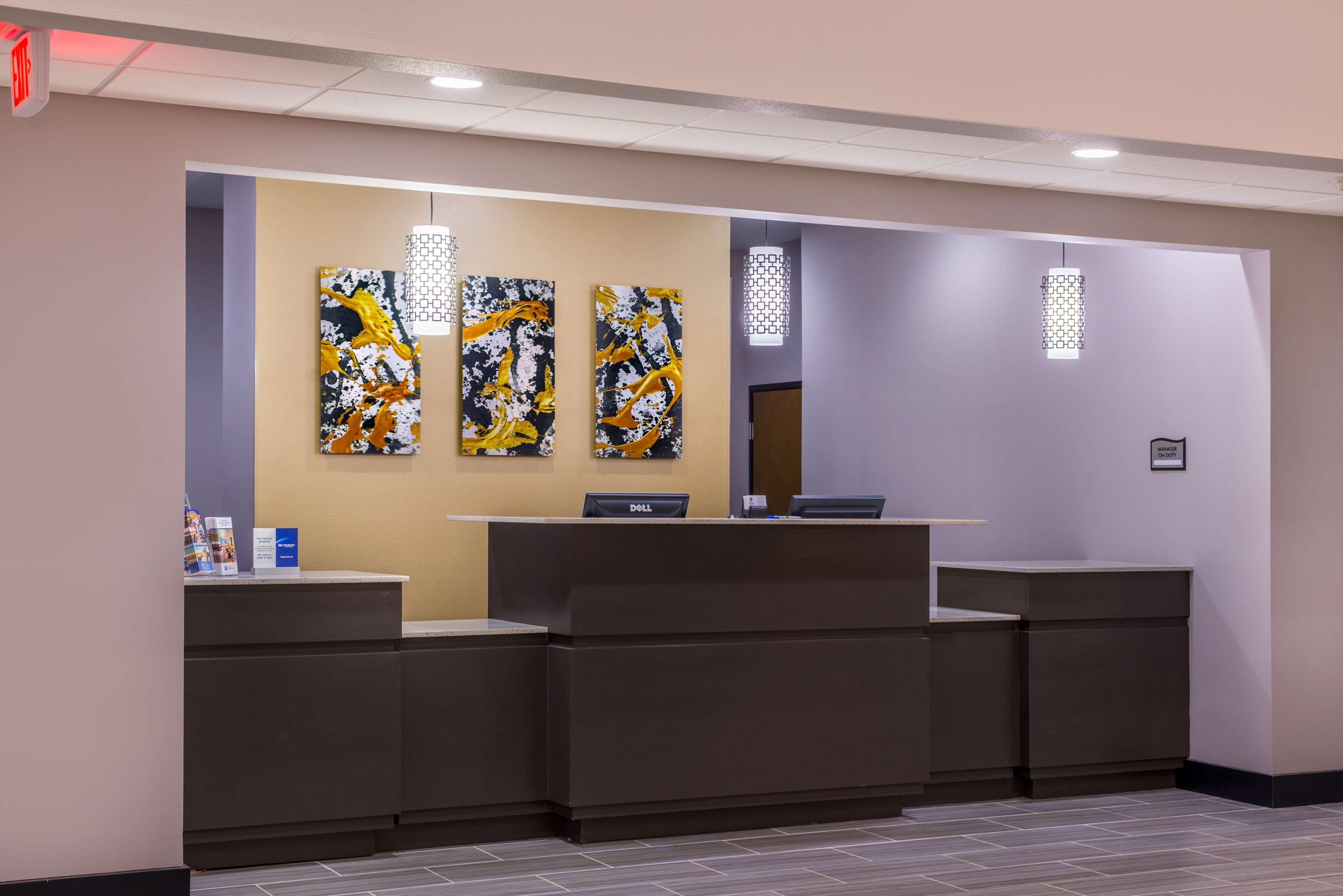 Best Western Plus Regency Park Walker Buitenkant foto