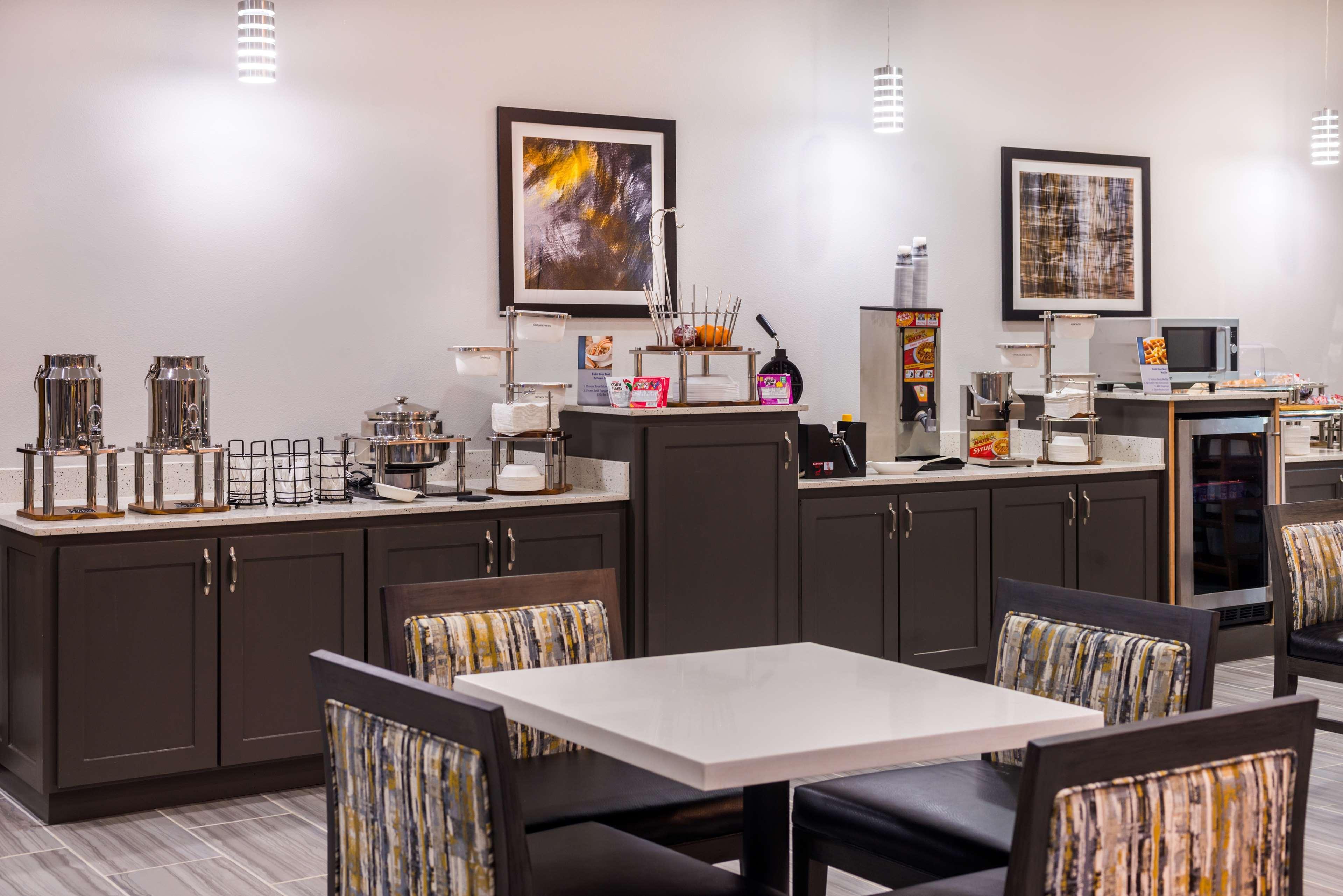 Best Western Plus Regency Park Walker Buitenkant foto